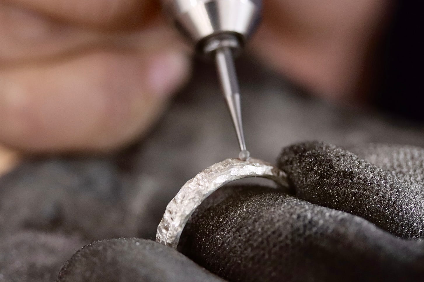 kobo-jewellery-process-carving