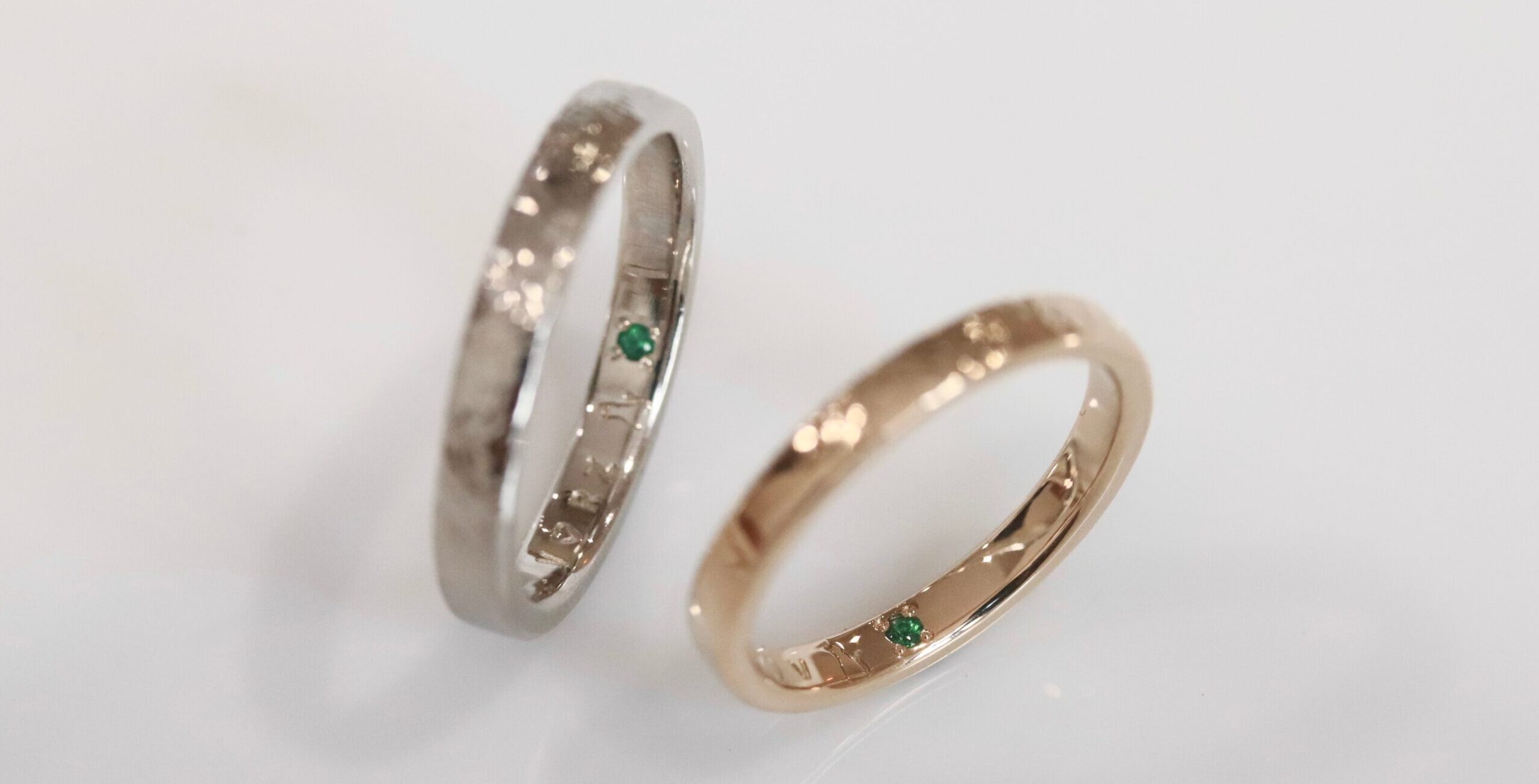 kobo-jewellery-18k-gold-and-platinum-wedding-band-with-emerald-melee-gemstone